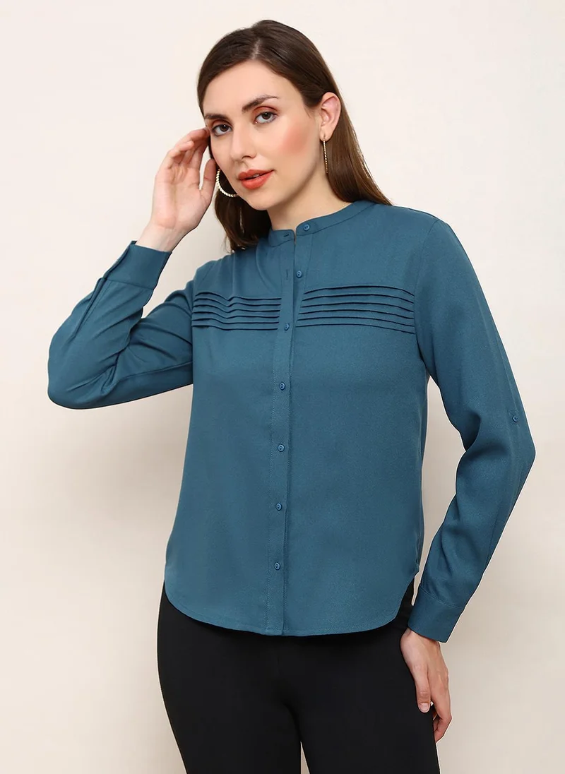 جلو باص قميص نسائي بلون أخضر داكن بياقة ماندرين وأكمام مكبلة وحافة منحنية مطوية للعمل